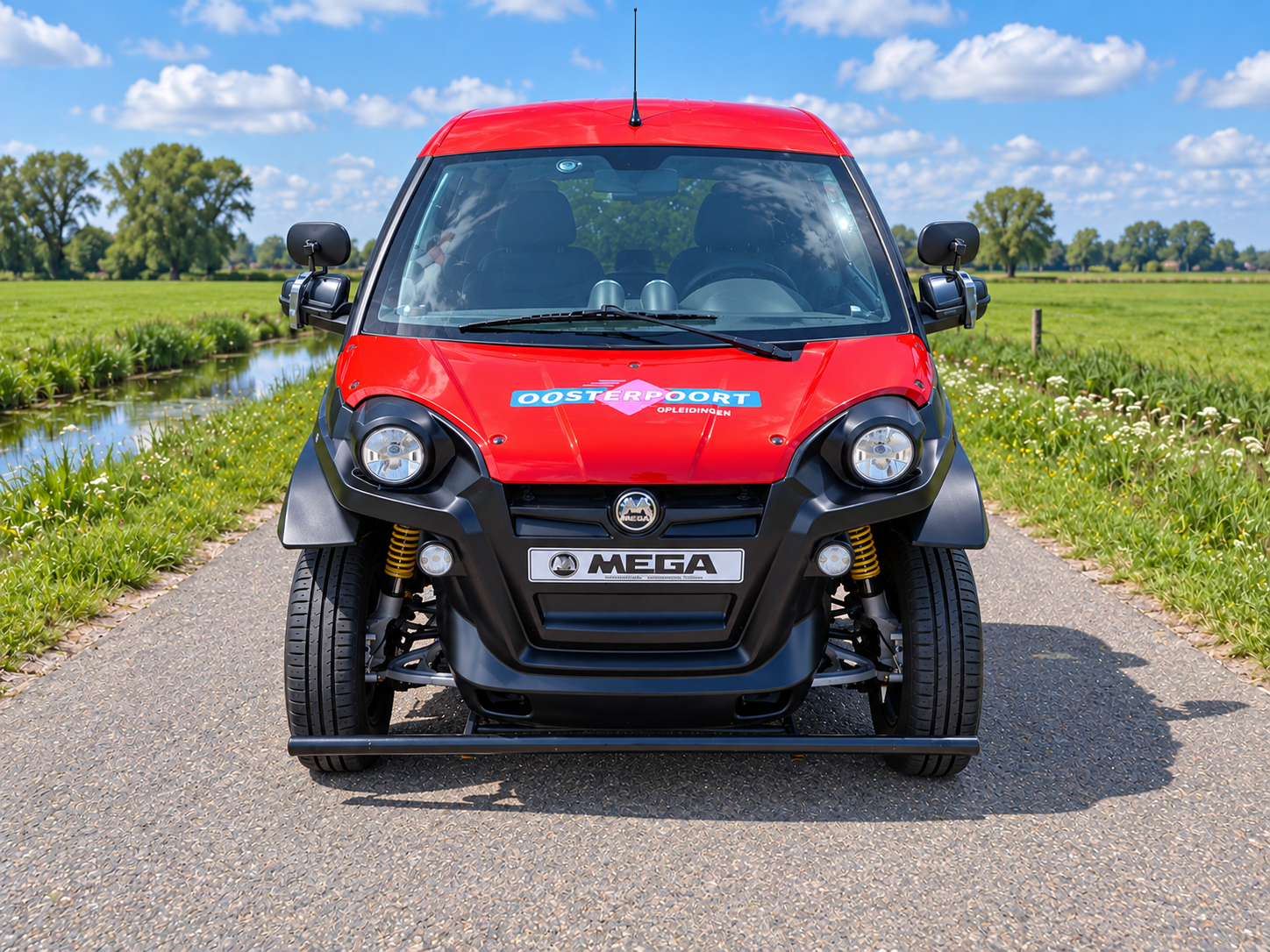 Vooraanzicht van de rood-zwarte lesbrommobiel van Oosterpoort